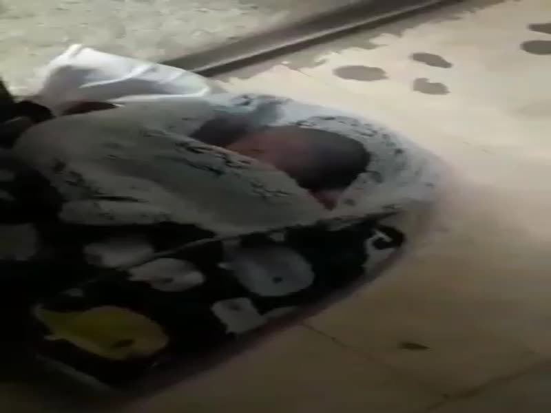 اضغط لمشاهدة الفيديو: امرأة تلقي رضيعها أمام باب مسجد في جدة وتهرب!